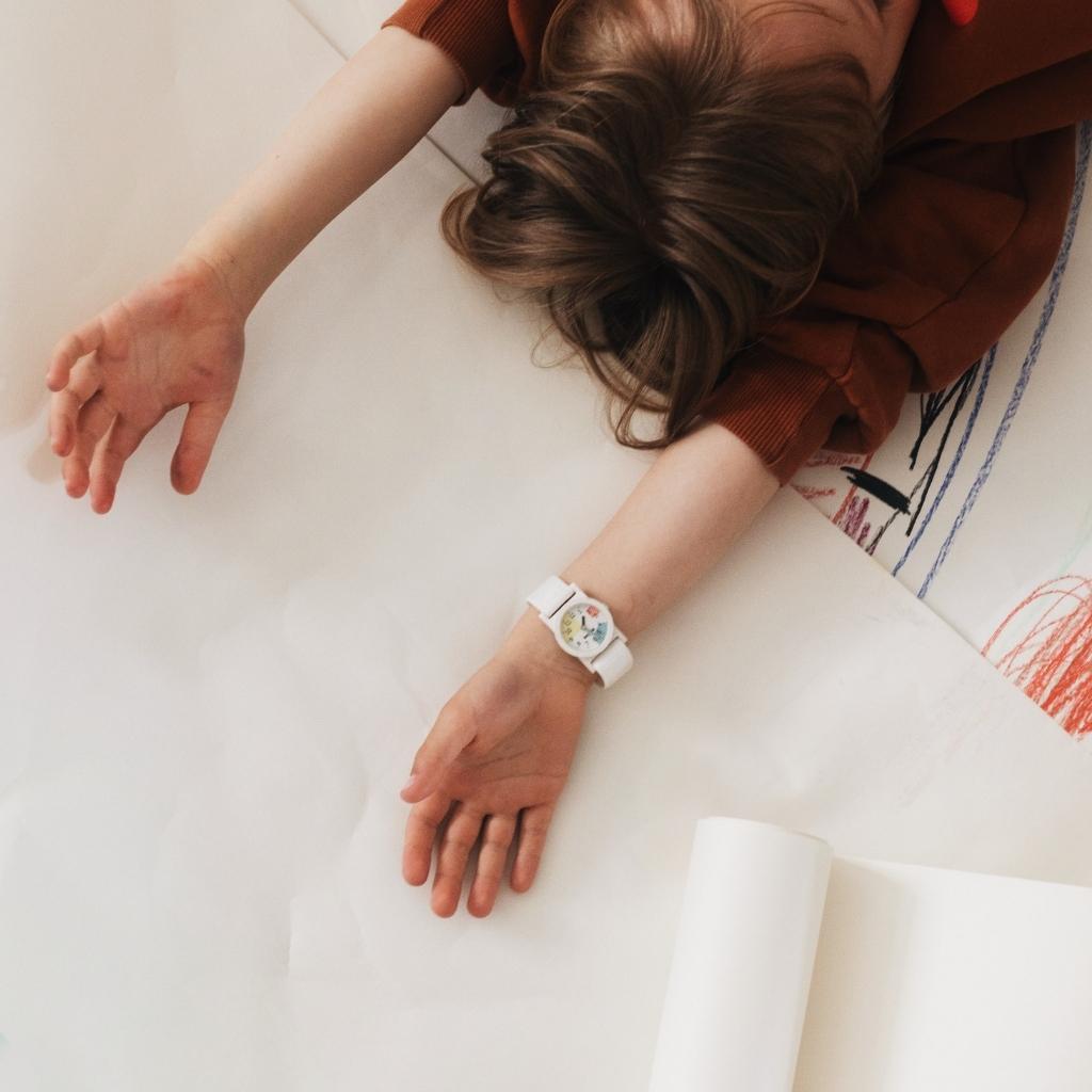 Kind mit Armbanduhr hejkid EINS